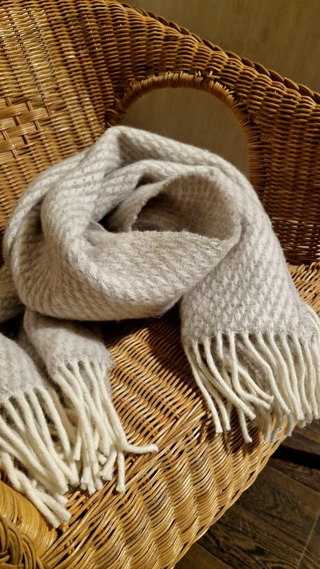 Vilnas šalle Smilšu pelēka ar baltām bārkstīm Mīksta