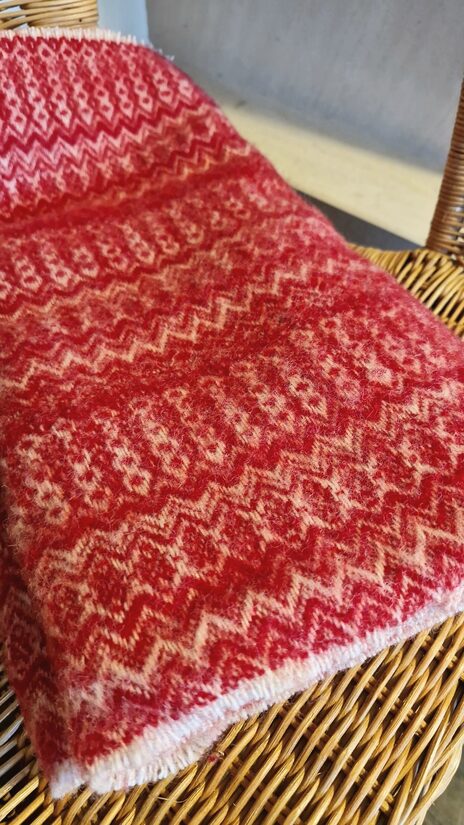 Sārta vilnas šalle 42×160