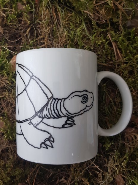 Porcelāna krūze ar melnbaltu apdruku Bruņurupucis