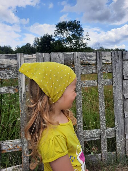 Linen triangle for girls Sunny yellow with dots