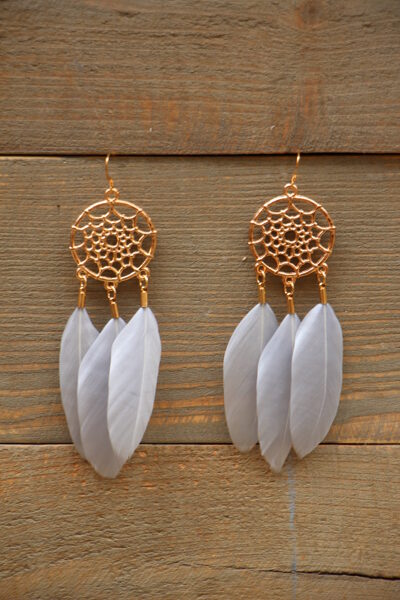 Spalvu auskari ar zelta krāsas furnitūru Balti