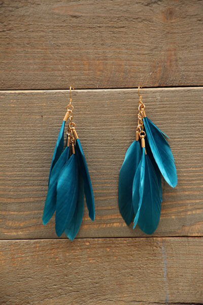 Spalvu auskari zili ar zelta krāsas furnitūru Koši zili