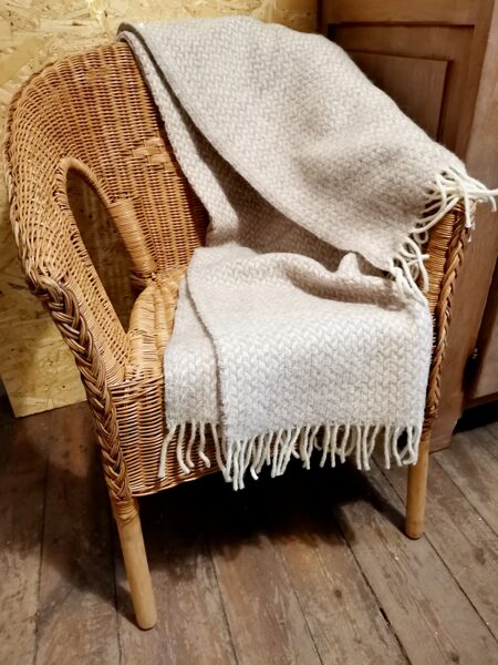 Vilnas lakats pleciem Pelēcīga skujiņa Baltas bārkstis