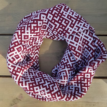 Knitted round scarf Carmine red