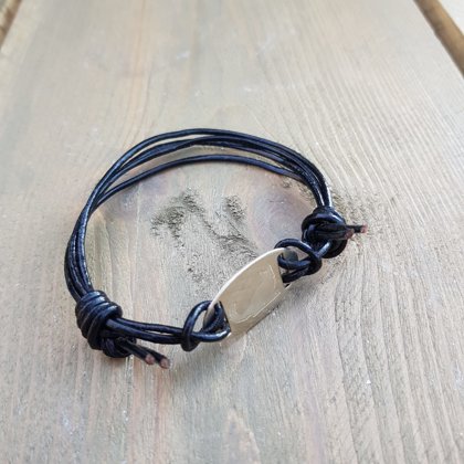 Ādas aproce ar sudraba elementu