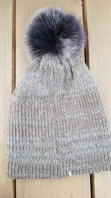 Knitted beanie with natural grey fur tuber Grey